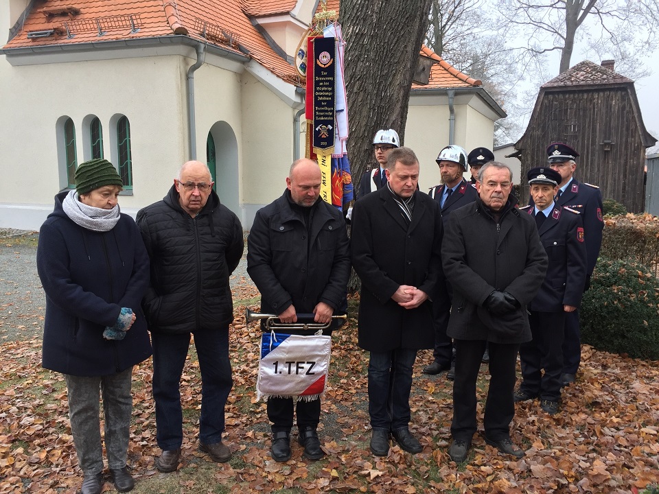 Engagierte Brger legen am Volkstrauertag im stillen Gedenken und mit Mahnung in die Gegenwart Krnze auf dem Triebeser Friedhof nieder. 